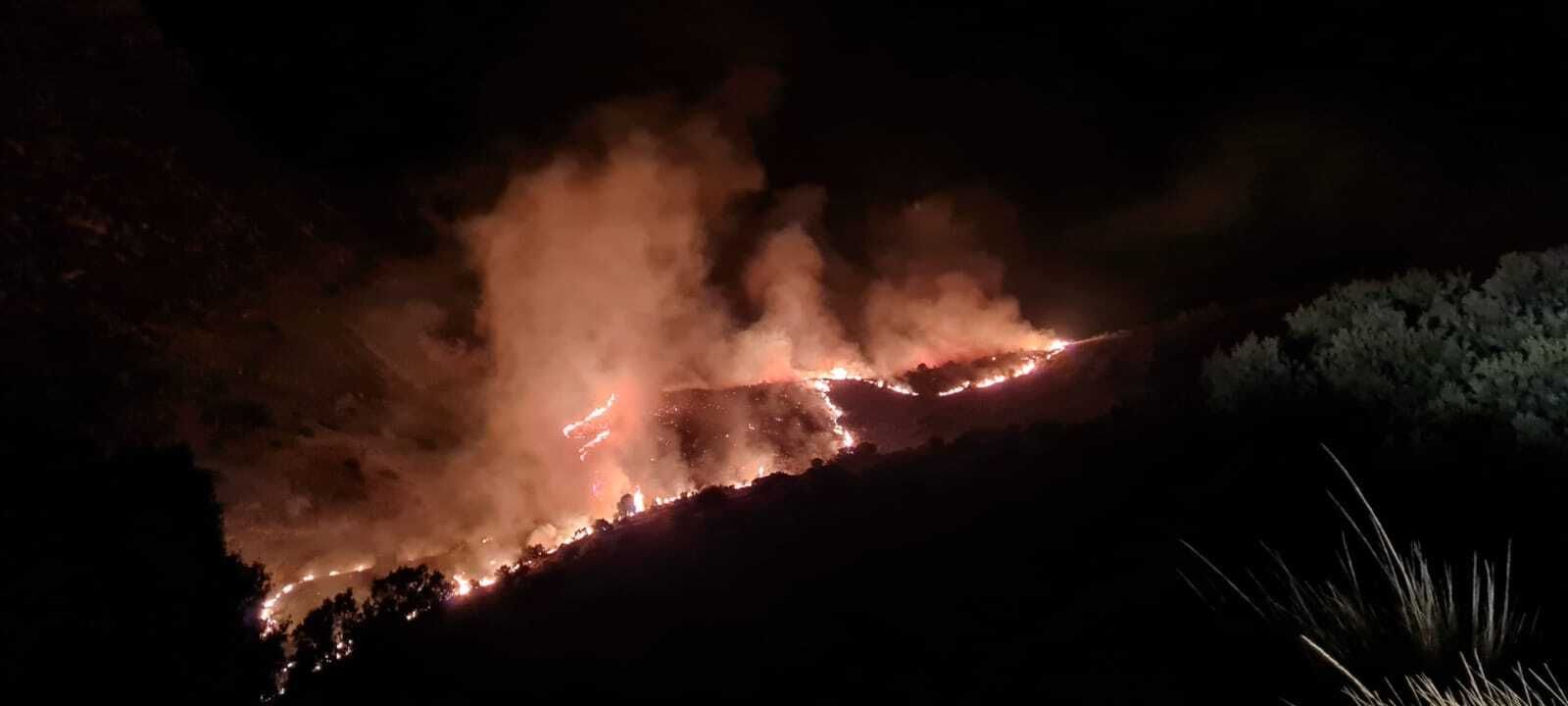 Así ha sido la lucha nocturna contra las llamas en el incendio forestal de la Sierra de Arana