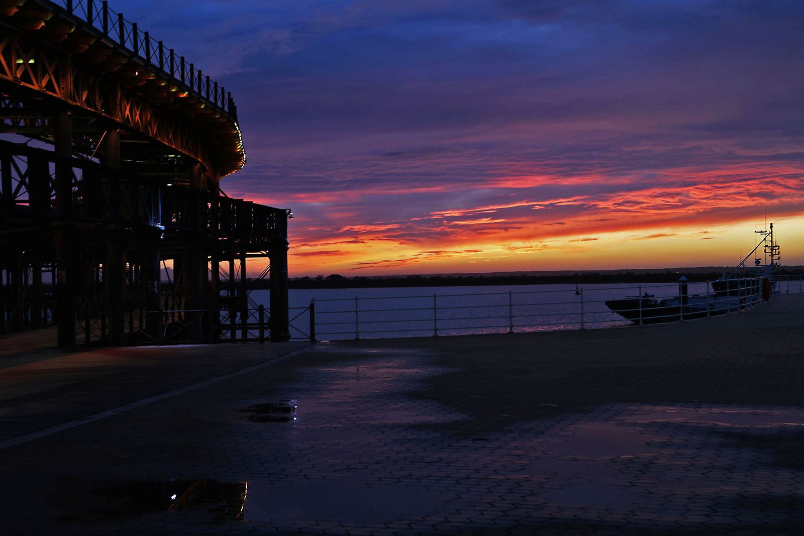 El impresionante atardecer en el muelle de la compañía Riotinto