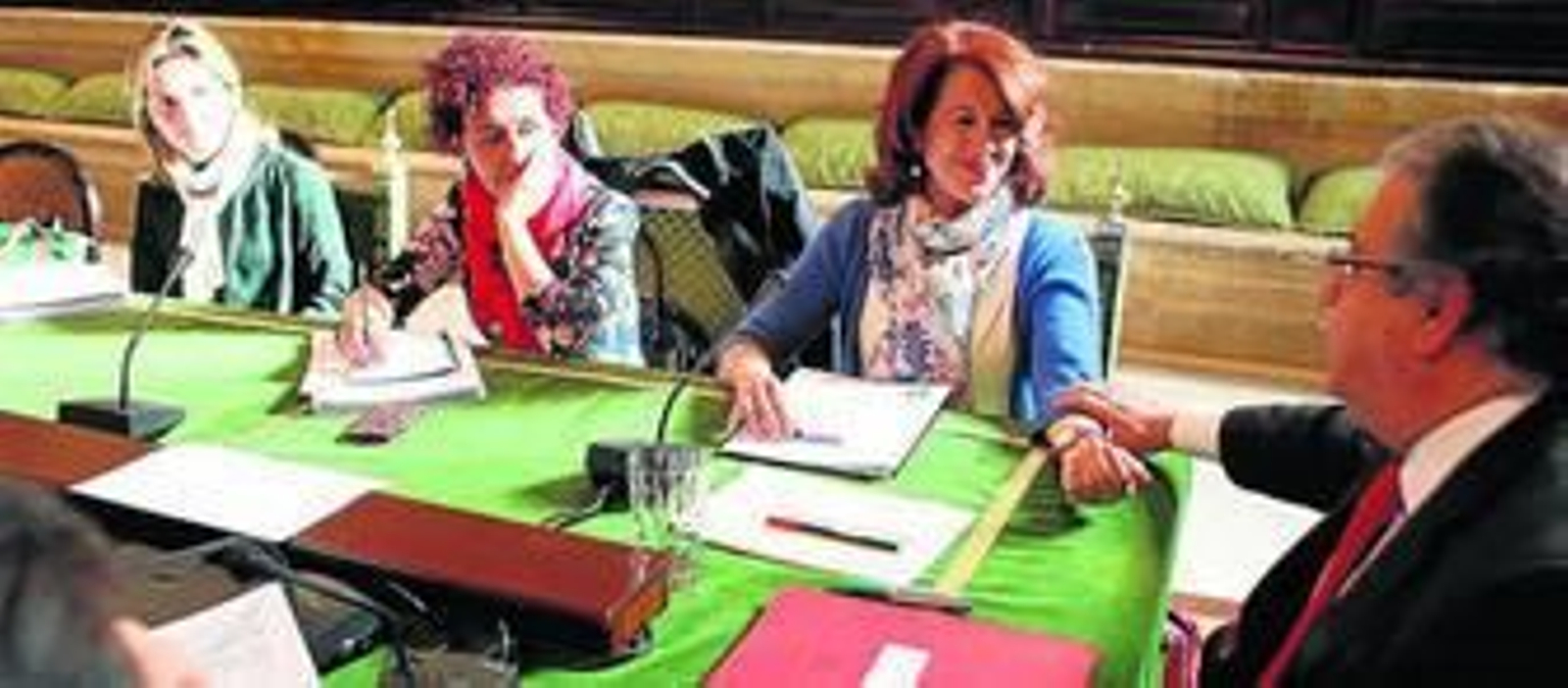 Zoido estrecha el brazo de María del Mar González, Comisionada para el Polígono Sur.