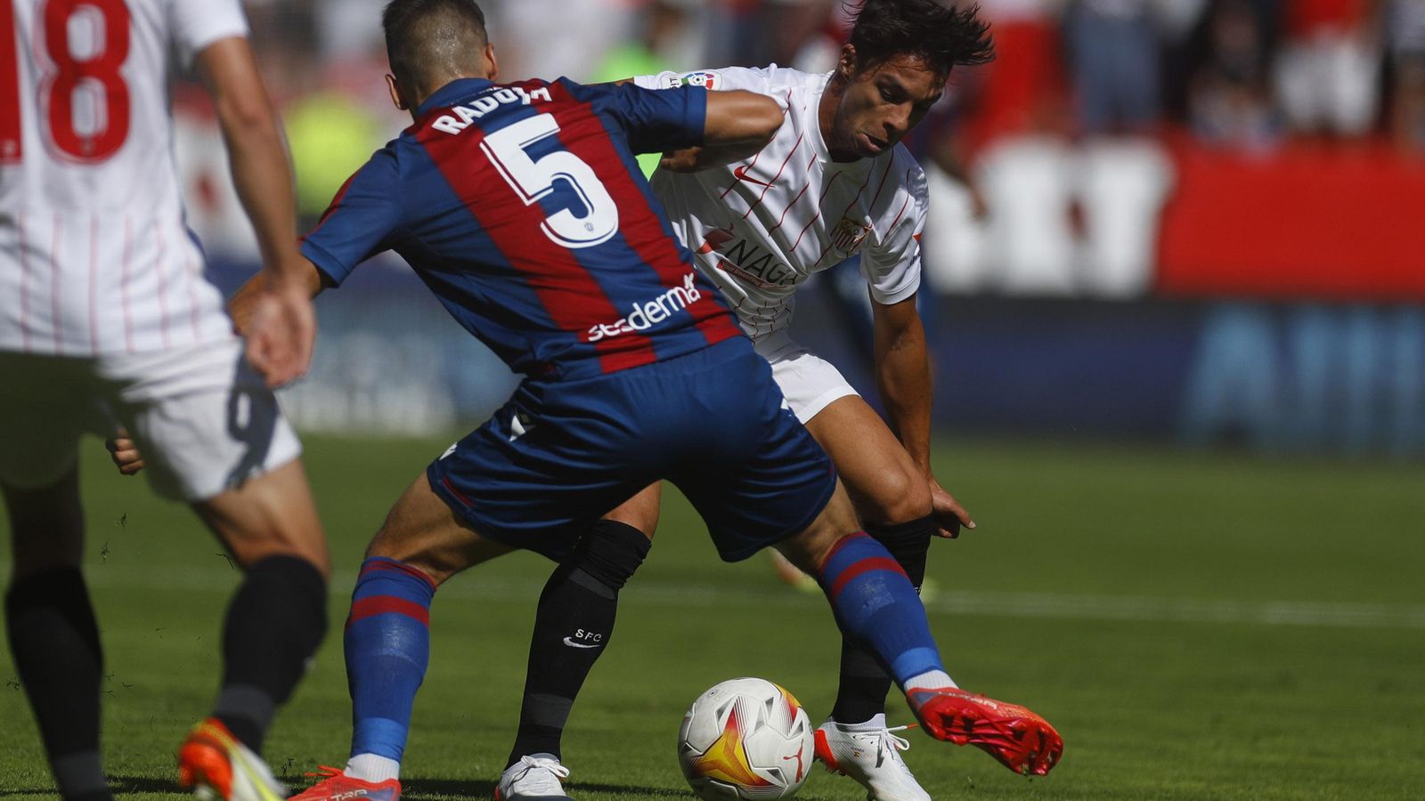 Óliver Torres trata de regatear a Radoja.