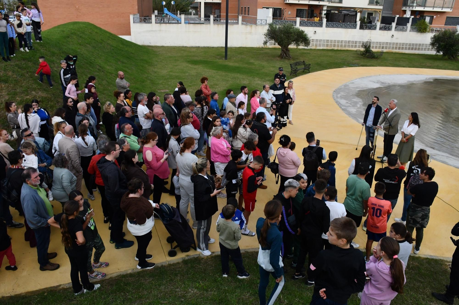 Multitudinaria inauguración del nuevo parque temático entre Campamento y Puente Mayorga