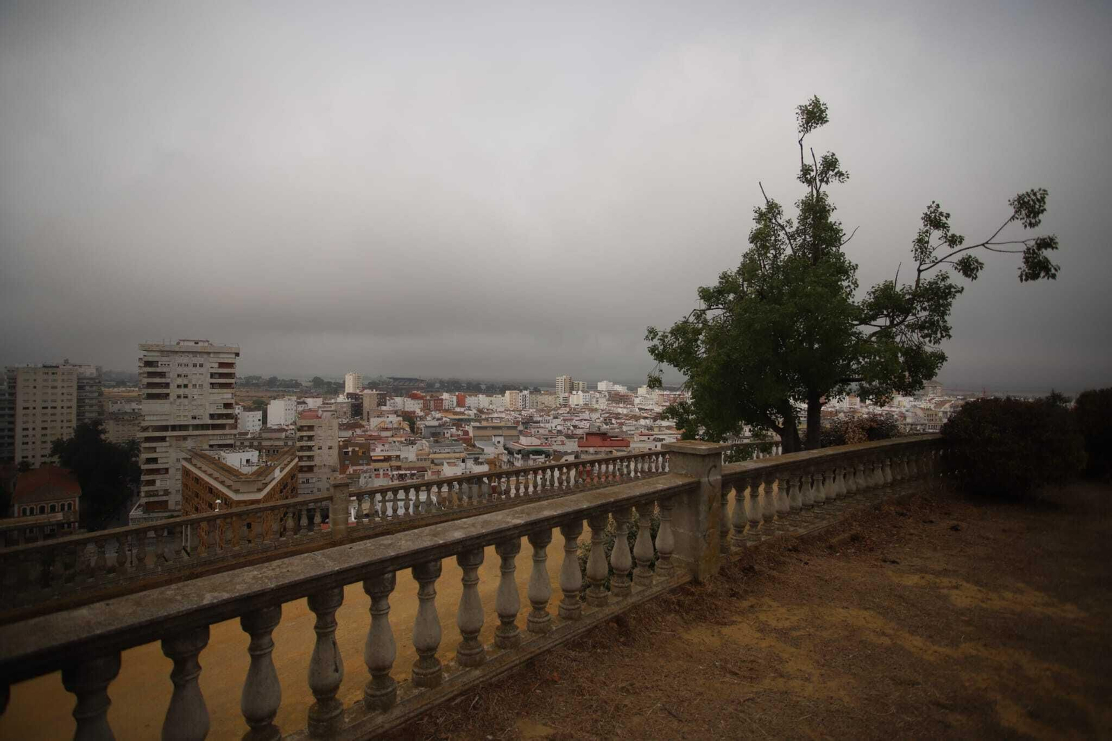 ¿Por qué el cielo de Huelva está completamente gris este miércoles?