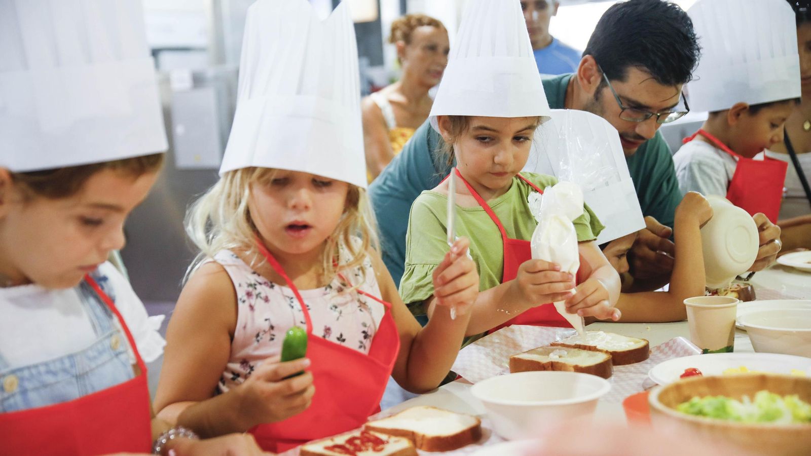 Las imágenes del taller infantil de cocina en el mercado de Almería