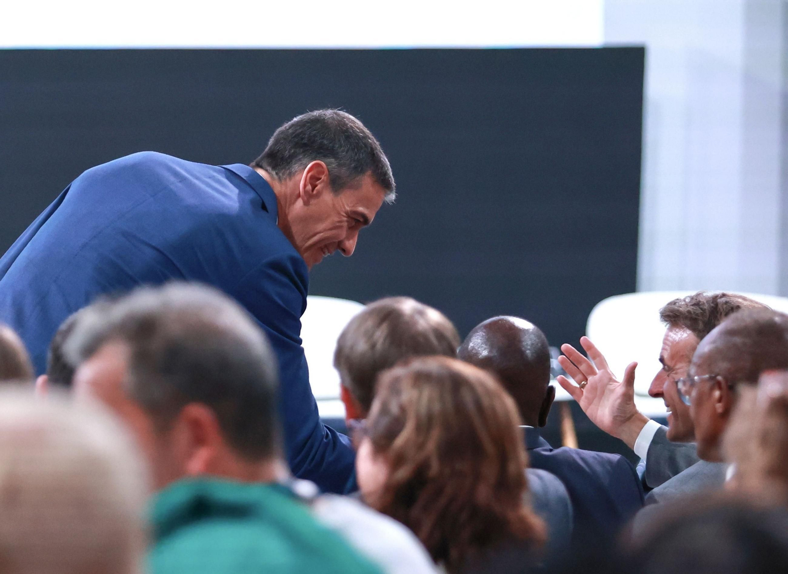 El presidente del Gobierno, Pedro Sánchez, con Macron, el lunes en la cumbre de la ONU de Sevilla.