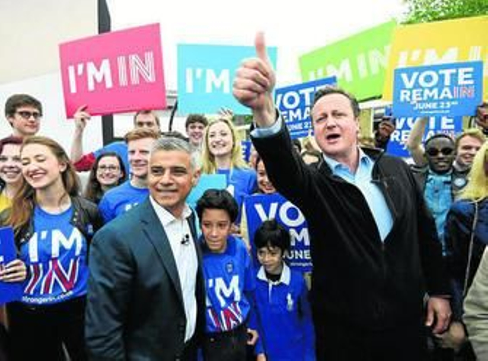 El alcalde de Londres, Sadiq Khan, y el 'premier' británico, David Cameron, ayer en un acto contra el 'Brexit'.