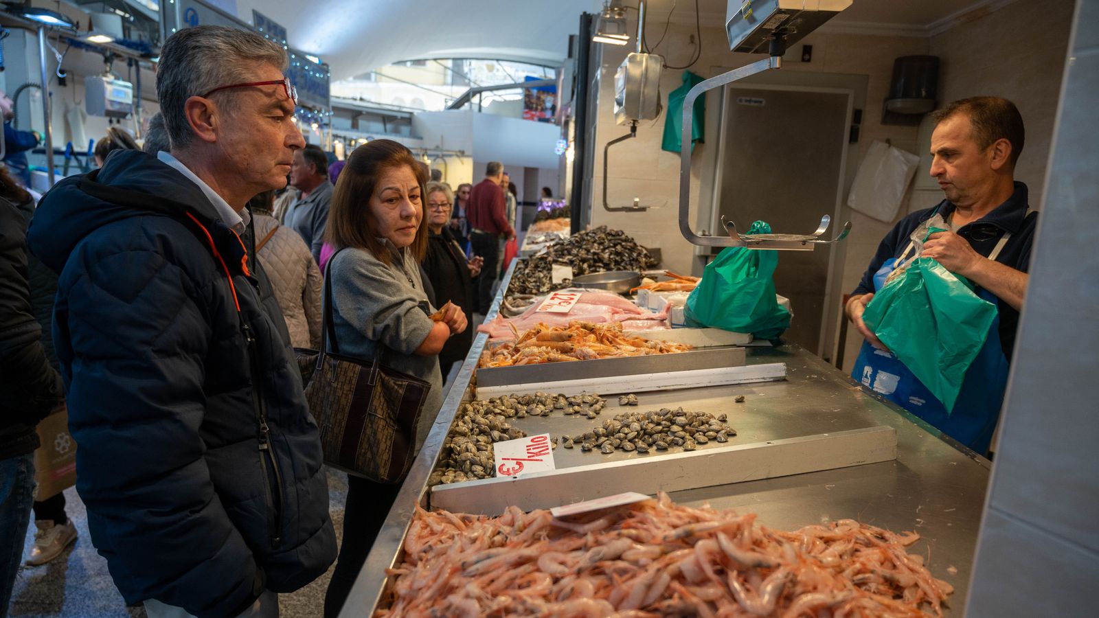De compras para las cenas de Navidad en el mercado Ingeniero Torroja
