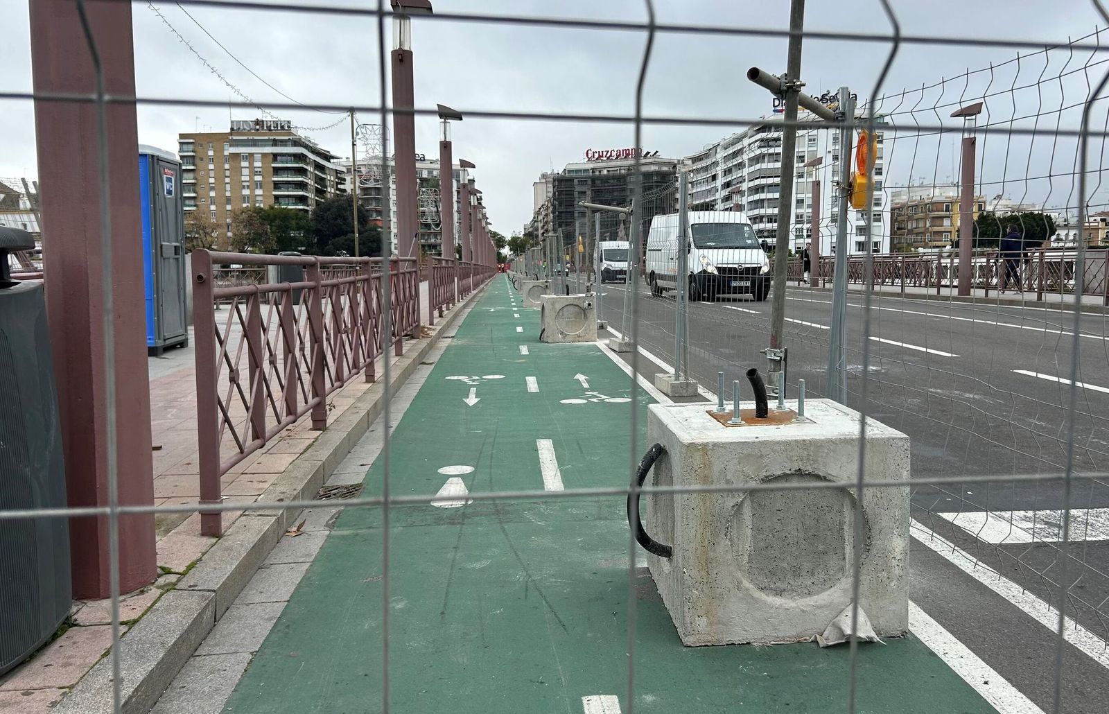 Bloques de hormigón y vallas interrumpen el paso en el carril bici del puente de San Telmo