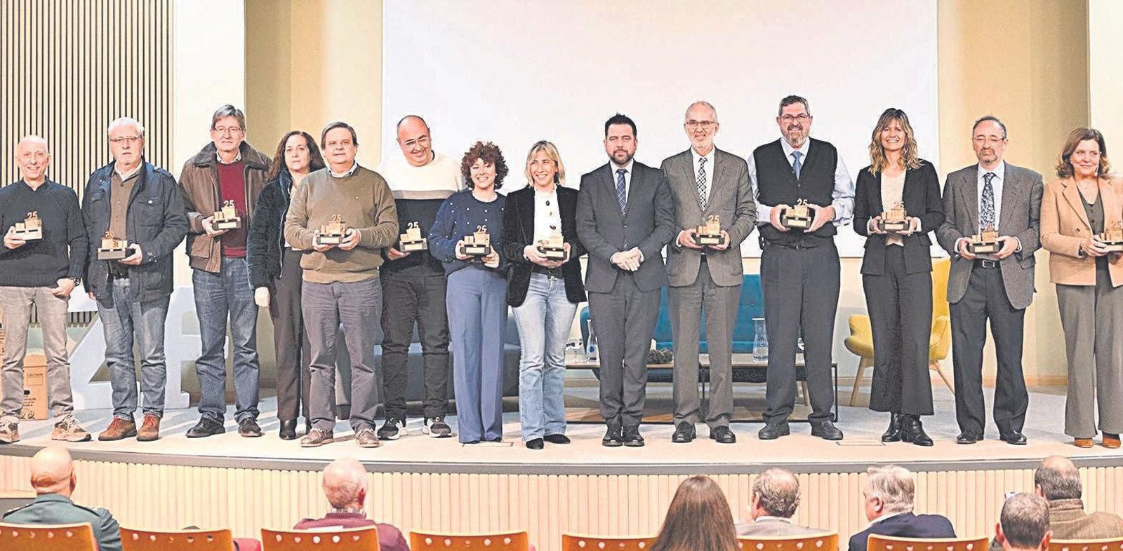 Trabajadores del SDA y entidades públicas y privadas clientes de esta empresa de la Zona Franca recibieron también el homenaje del Consorcio. Trabajadores del SDA y entidades públicas y privadas clientes de esta empresa de la Zona Franca recibieron también el homenaje del Consorcio.