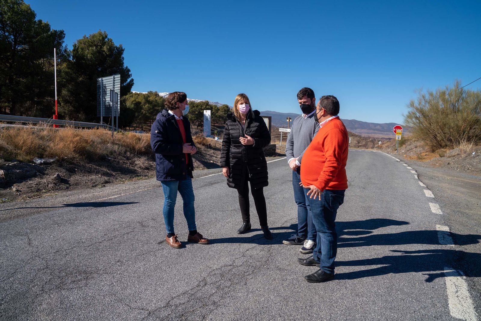 Inmaculada Hernández y los alcaldes de La Calahorra y Cogollos de Guadix en La Ragua