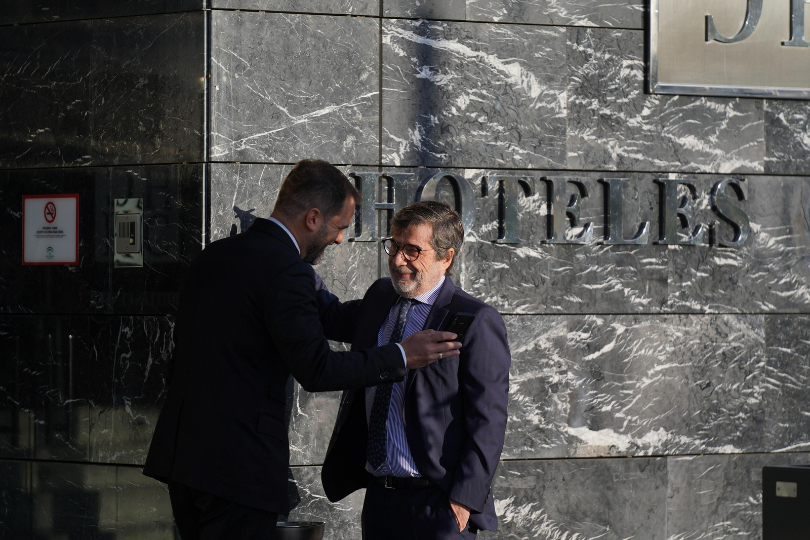 Carlos González saluda a Iván Zaldúa.