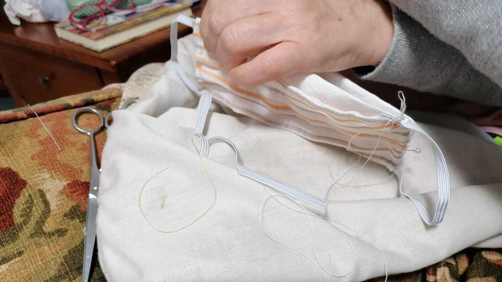 Un batallón de gente que sabe manejar la aguja y el dedal están manos a la obra desde hace dos semanas ante la falta de materiales para los sanitarios