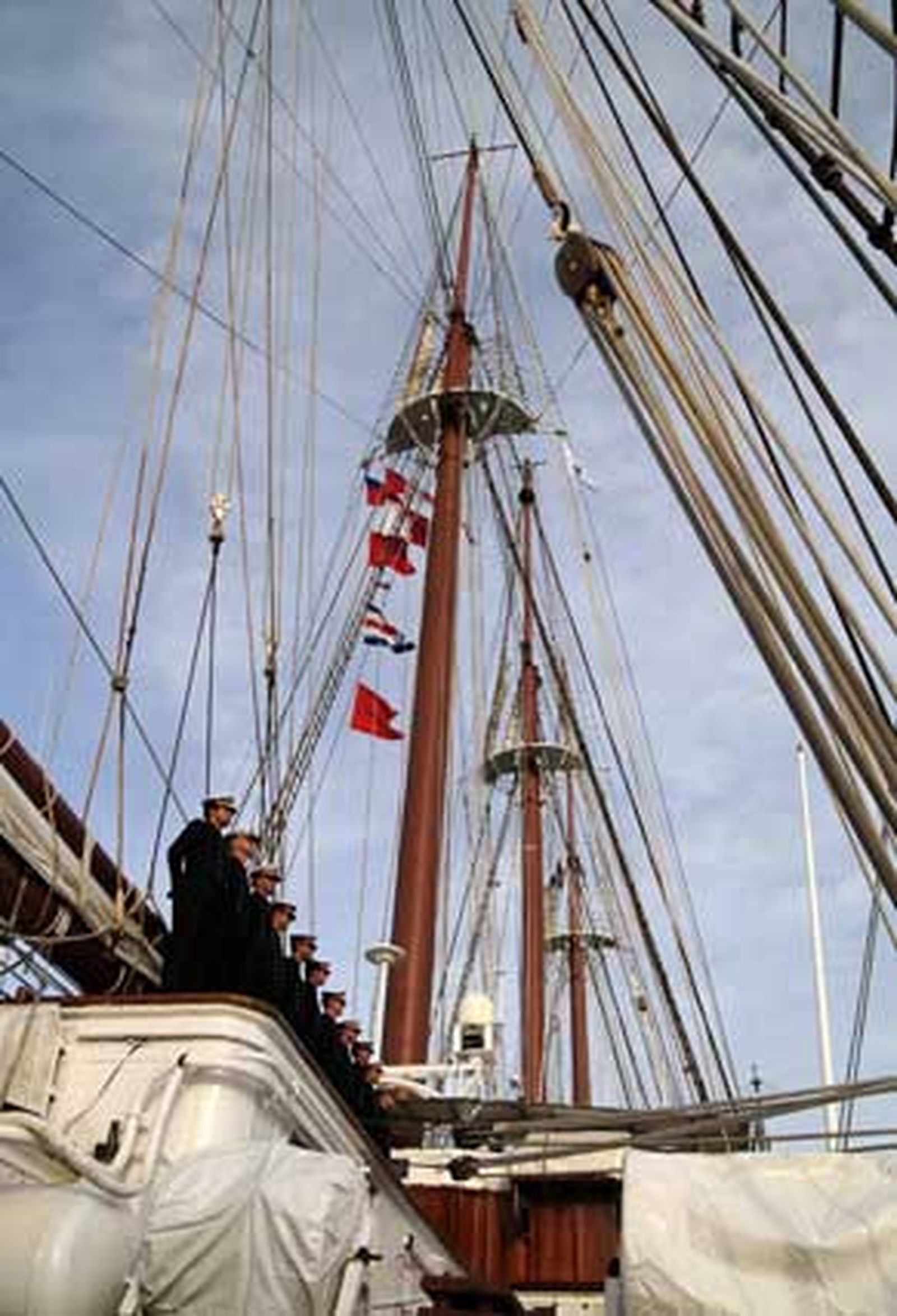 San Fernando despide en el Arsenal de La Carraca al buque escuela de la Armada, que partió de forma excepcional en uno de los primeros grandes actos conmemorativos del 2010

Foto: Javier Gonzalez