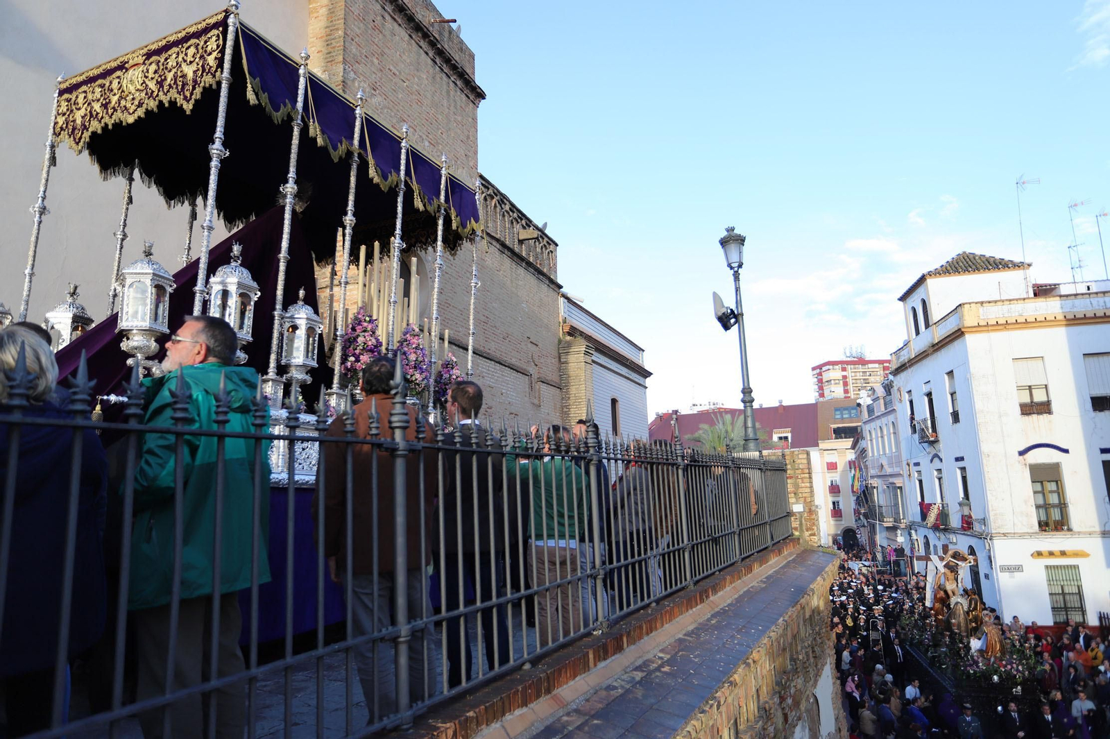 Imágenes de la procesión del Descendimiento por las  calles de Huelva