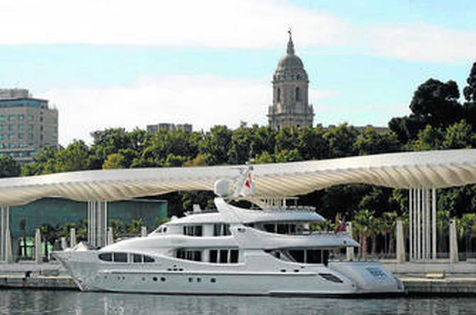 El 'Big Mak' delante del palmeral y con la torre de la Catedral de fondo.
