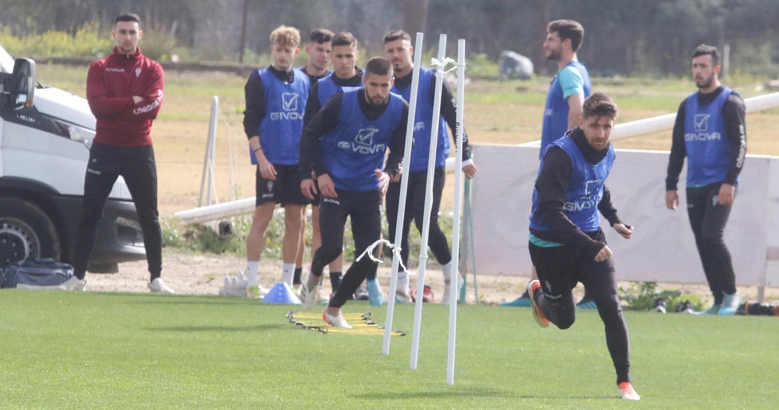 Javi Flores, en primer plano, durante el entrenamiento de este sábado del Córdoba CF. Javi Flores, en primer plano, durante el entrenamiento de este sábado del Córdoba CF.