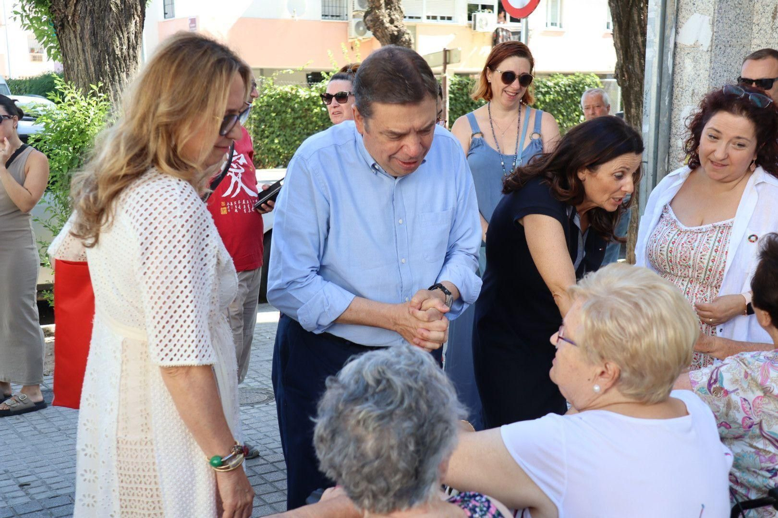 Luis Planas, durante su visita al barrio de La Fuensanta.