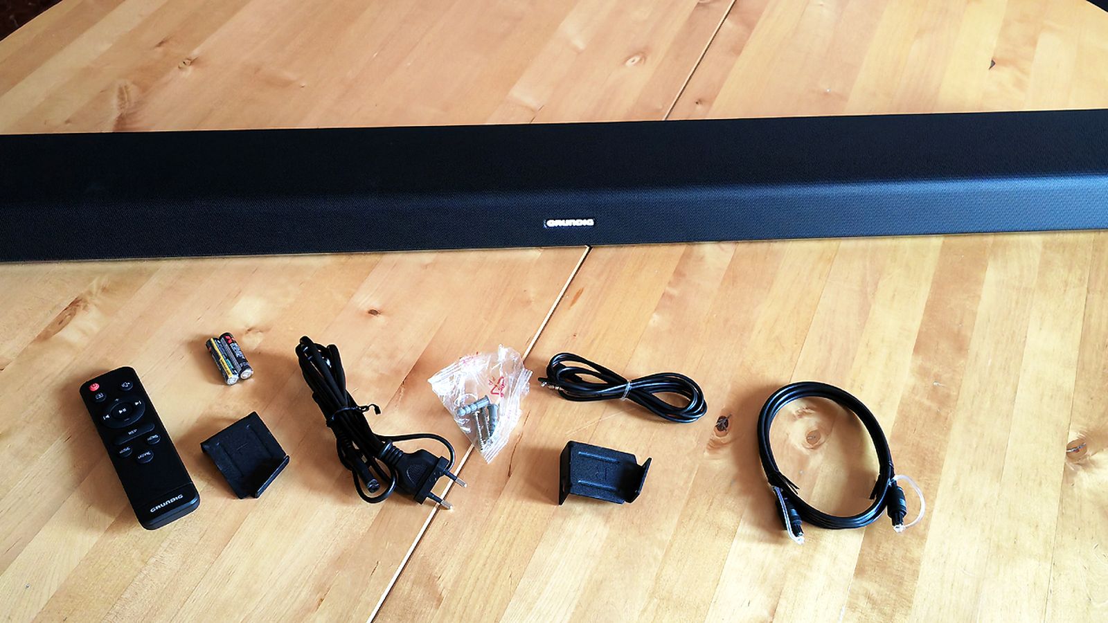 Barra de sonido Grundig con subwoofer integrado GSB 910 S y accesorios
