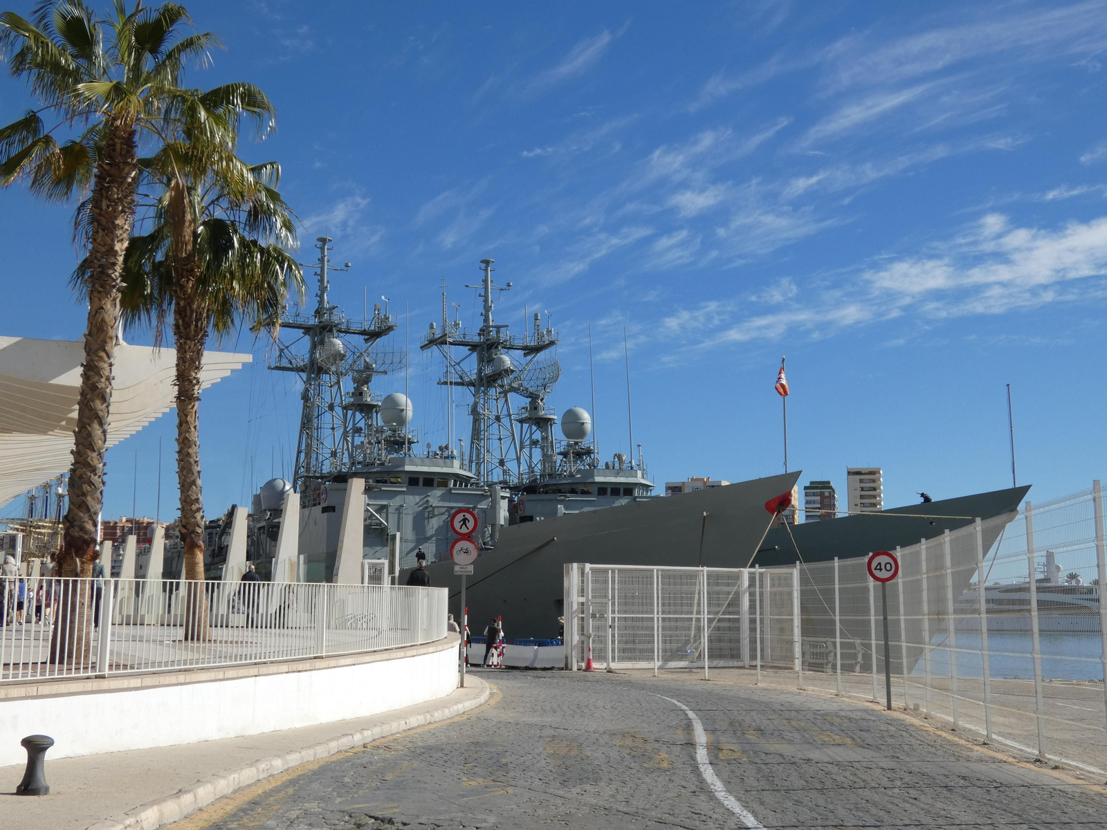Fragatas 'Santa María' y 'Numancia' luciendo sus espectaculares proas atracadas este viernes junto al Palmeral de las Sorpresas.