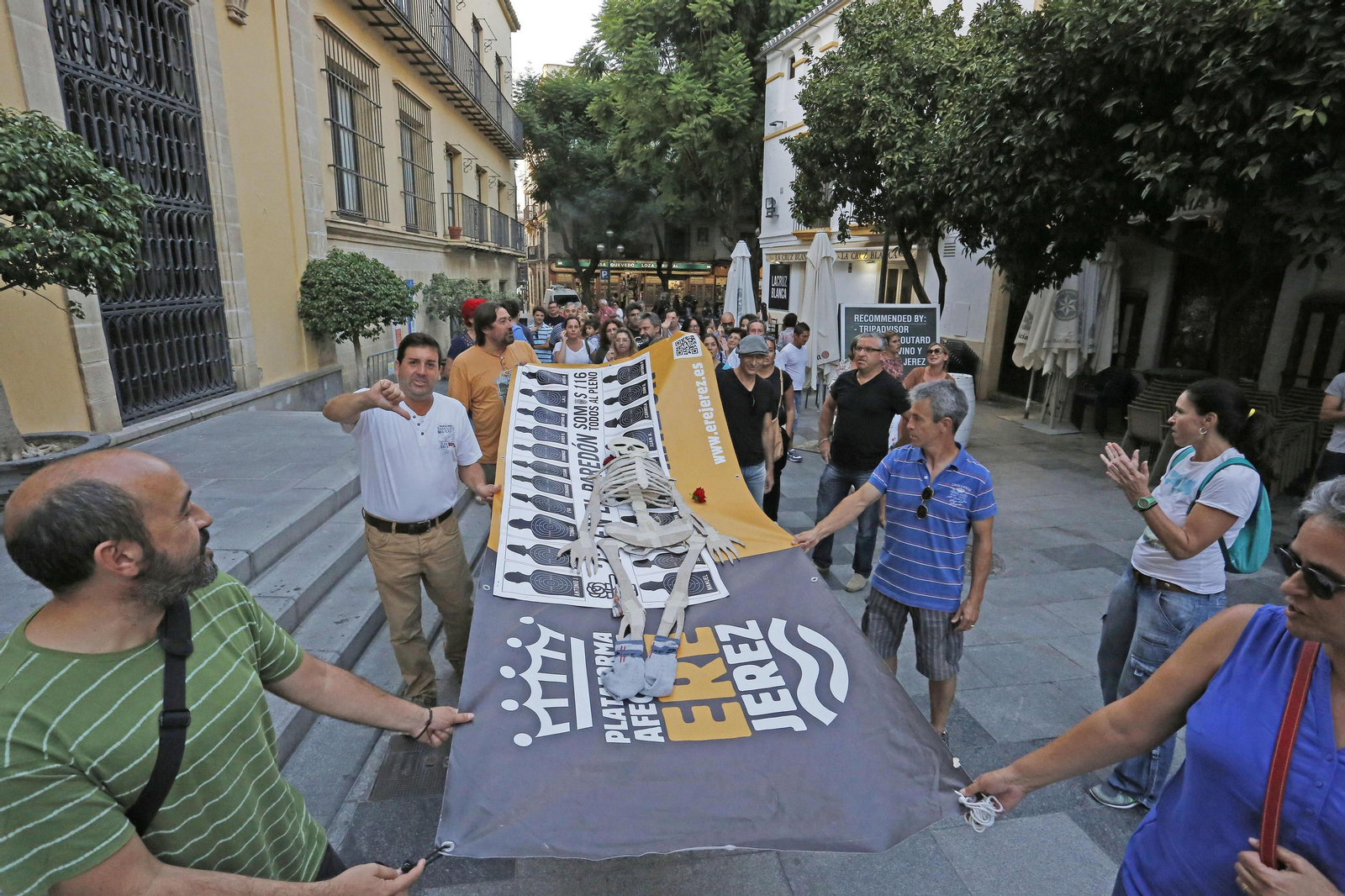 Afectados por el ERE municipal durante una protesta en 2016.