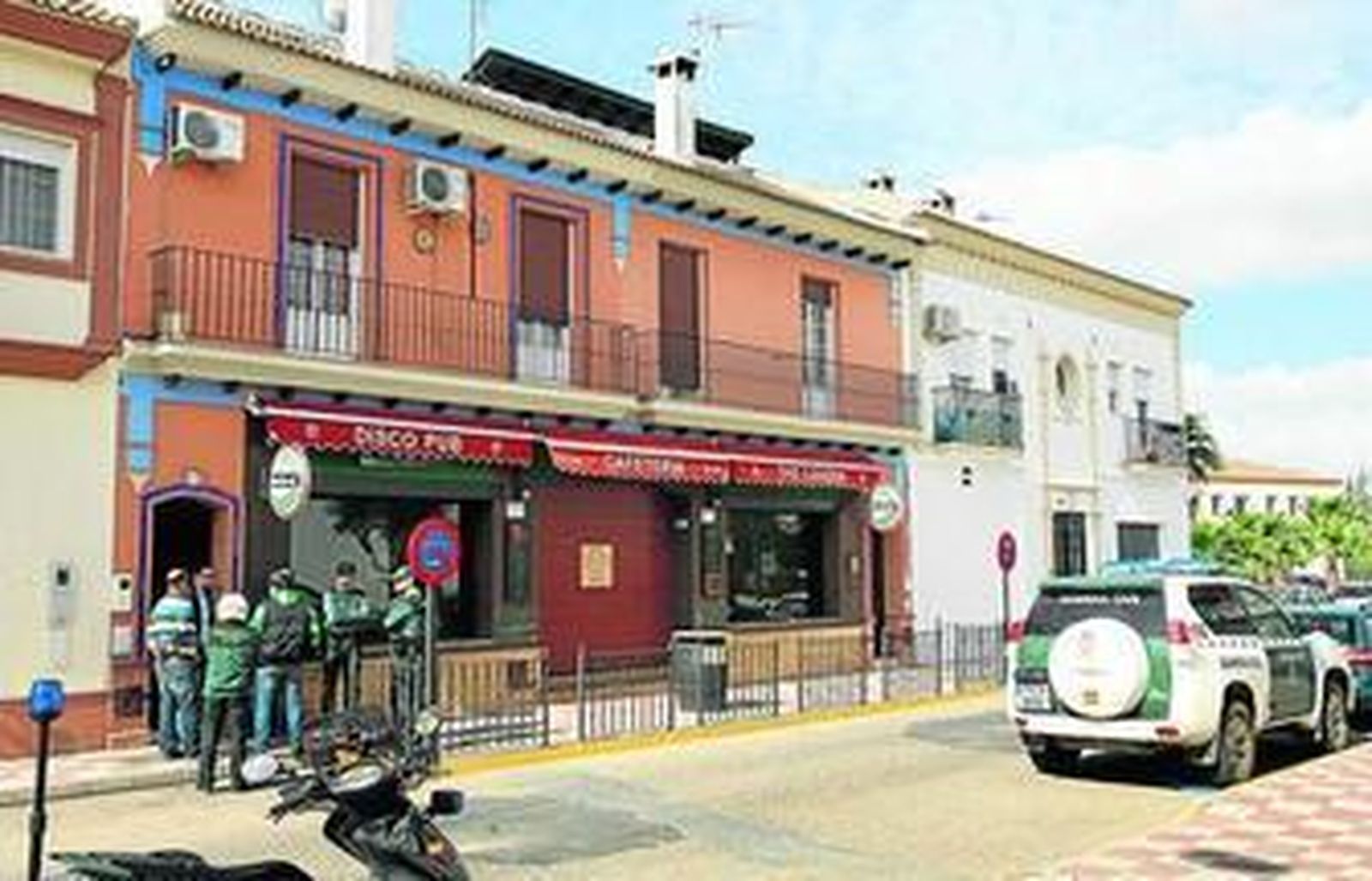 Agentes de la Guardia Civil, frente a la vivienda en la que se produjo el crimen en la primavera del 2013.