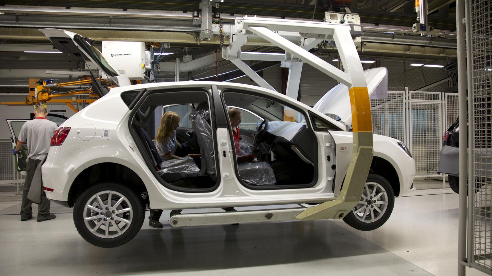 Un alto porcentaje de los coches fabricados en España pasará de tributar un 0 por ciento del impuesto de matriculación a un 4,7 por ciento.