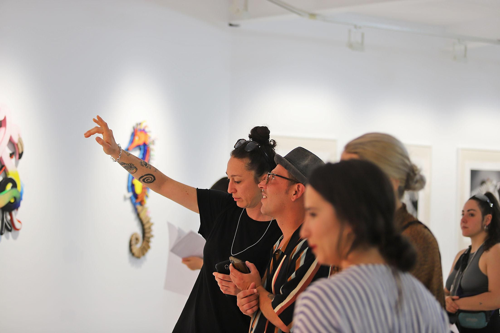 Imágenes de la exposición del artista onubense Wild Welva titulada 'El adiós, el comienzo y todo lo demás'.