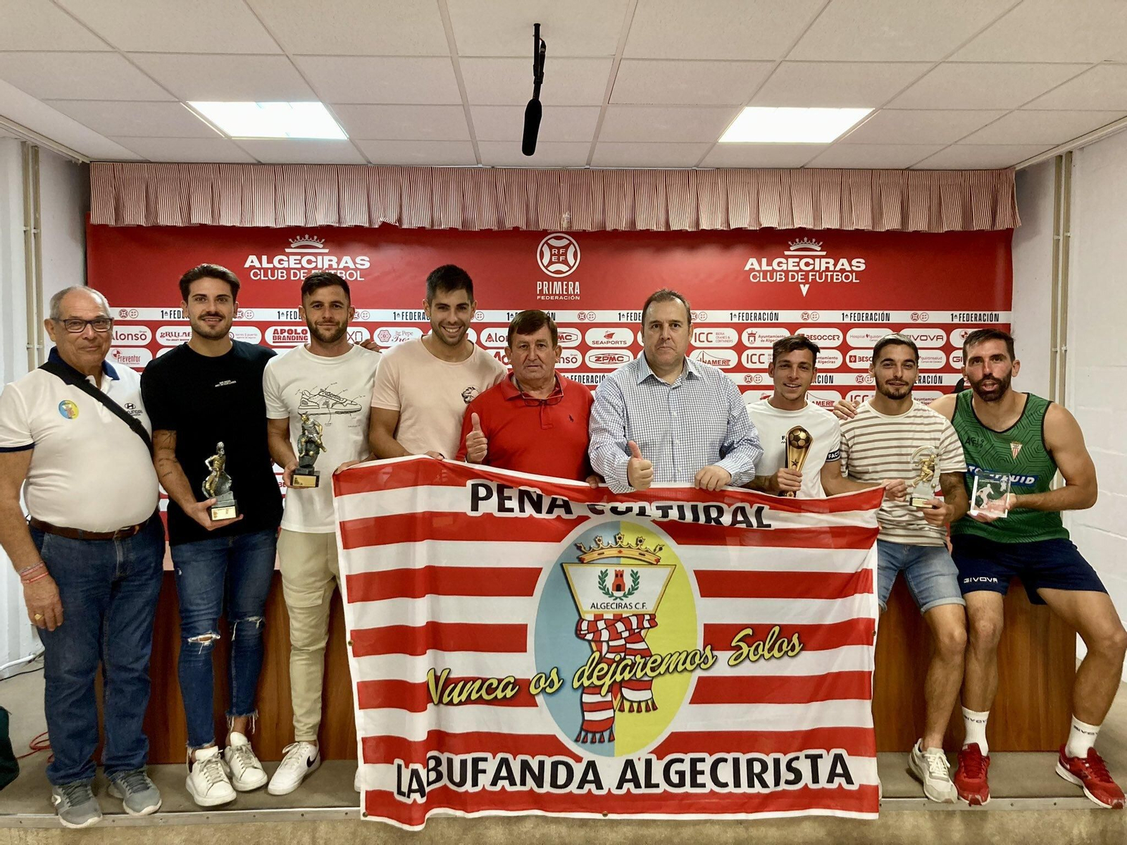 Miembros de la Bufanda, con los premiados en el Nuevo Mirador.