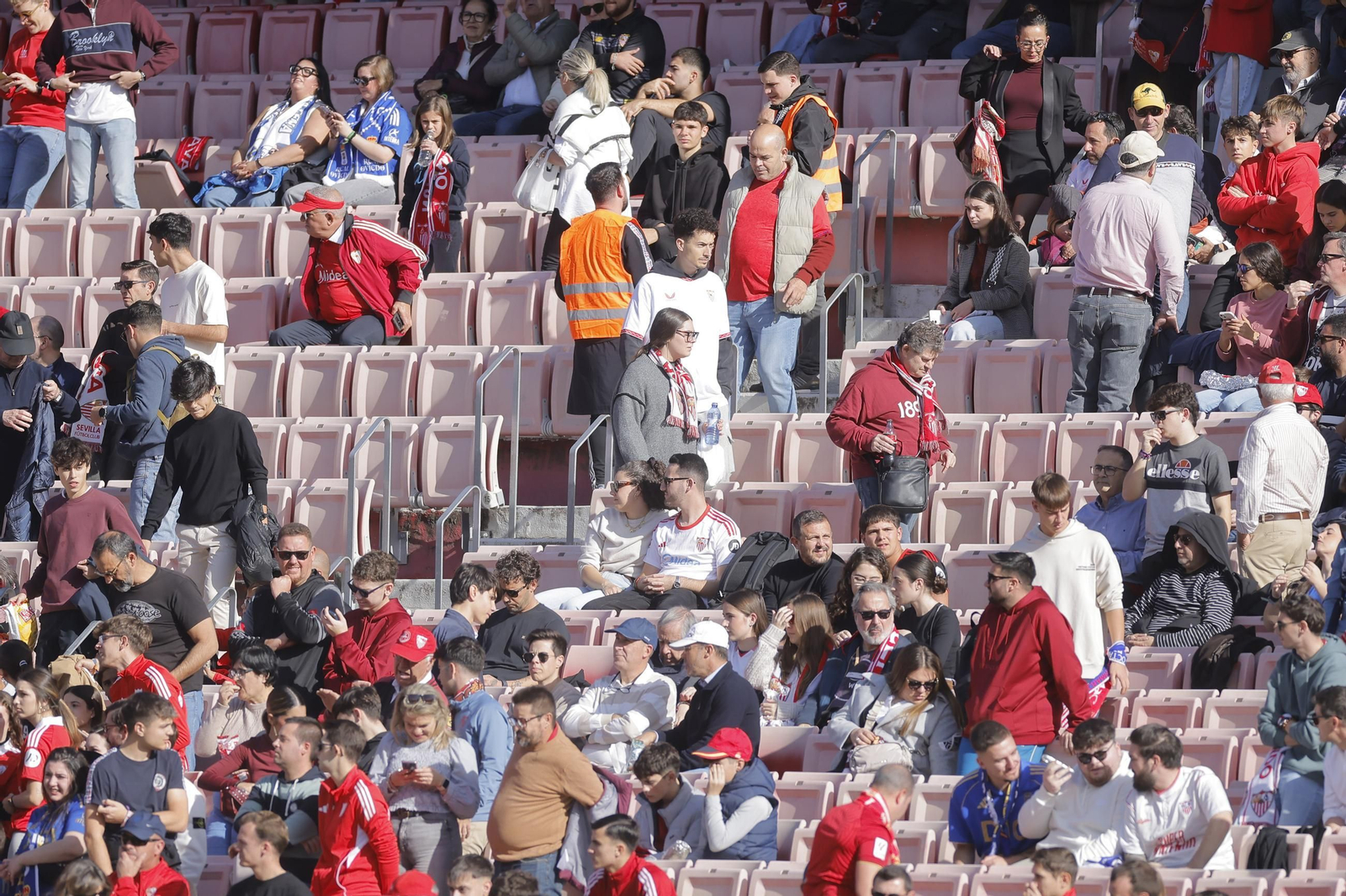 Búscate en las fotos del Sevilla - Oviedo