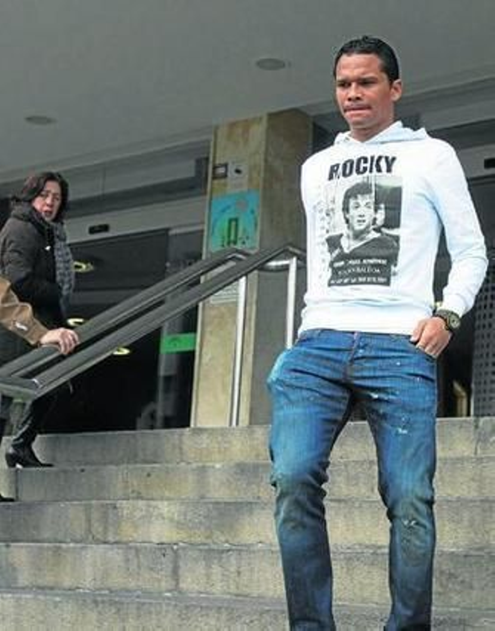 Carlos Bacca, ayer en las escaleras del Hospital Universitario Virgen Macarena.