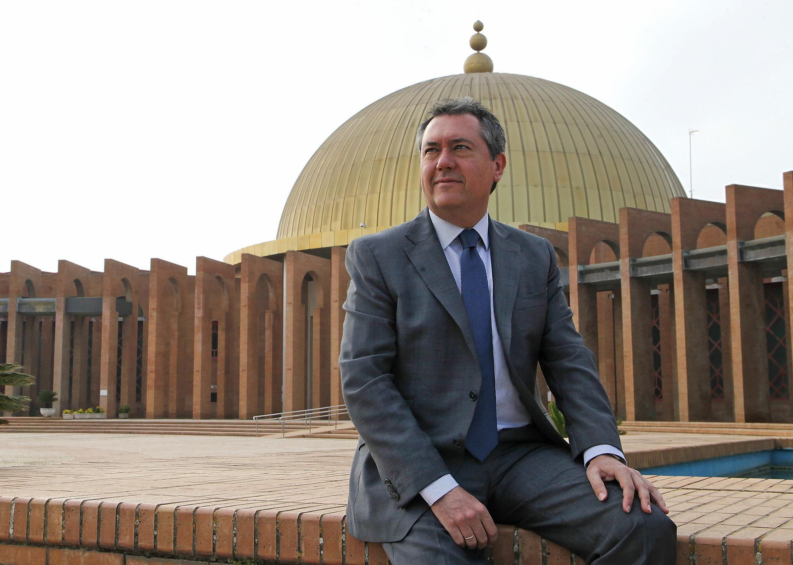 Juan Espadas, alcalde de Sevilla, en la glorieta central del Palacio de Congresos y Exposiciones de Sevilla.