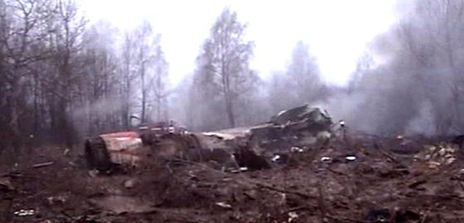 El presidente de Polonia, Lech Kaczynski, y otras 95 personas, entre ellos más de una veintena de altor cargos políticos y militares, mueren en un accidente aéreo. / AFP