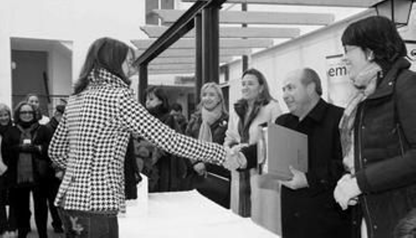 El alcalde, junto a Isabel Nieto y María Francés, hace entrega de las llaves de las viviendas protegidas.