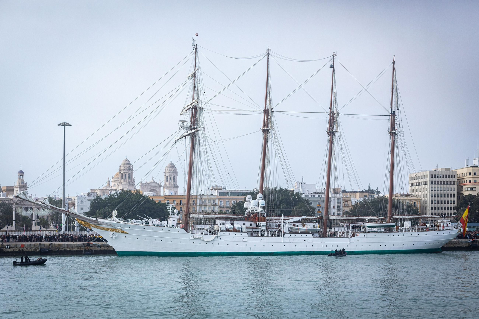 El 'Juan Sebastián de Elcano', en una imagen del pasado enero, llega este lunes al muelle de Cádiz.