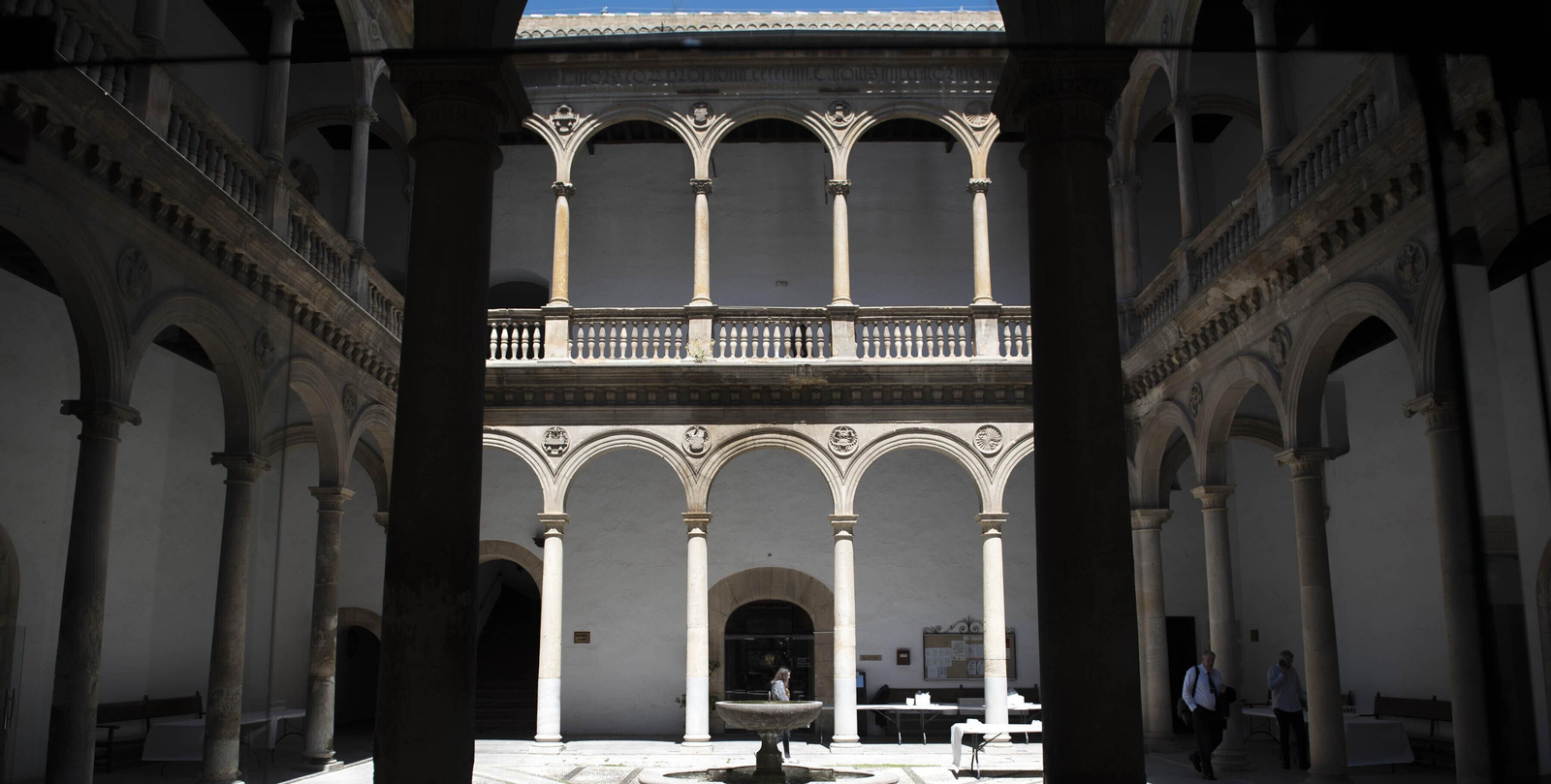Patio del Hospital Real, sede del Rectorado de la UGR.