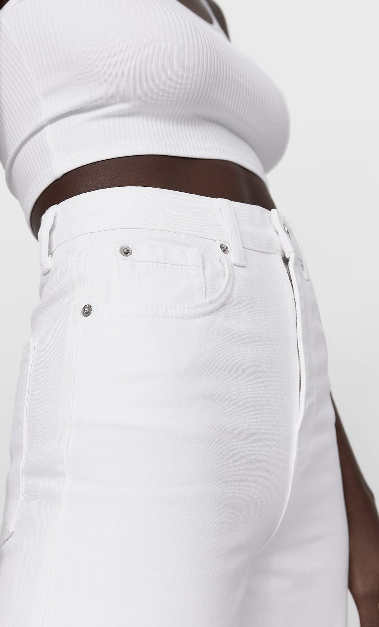 Los vaqueros blancos 'wide leg' de Stradivarius.