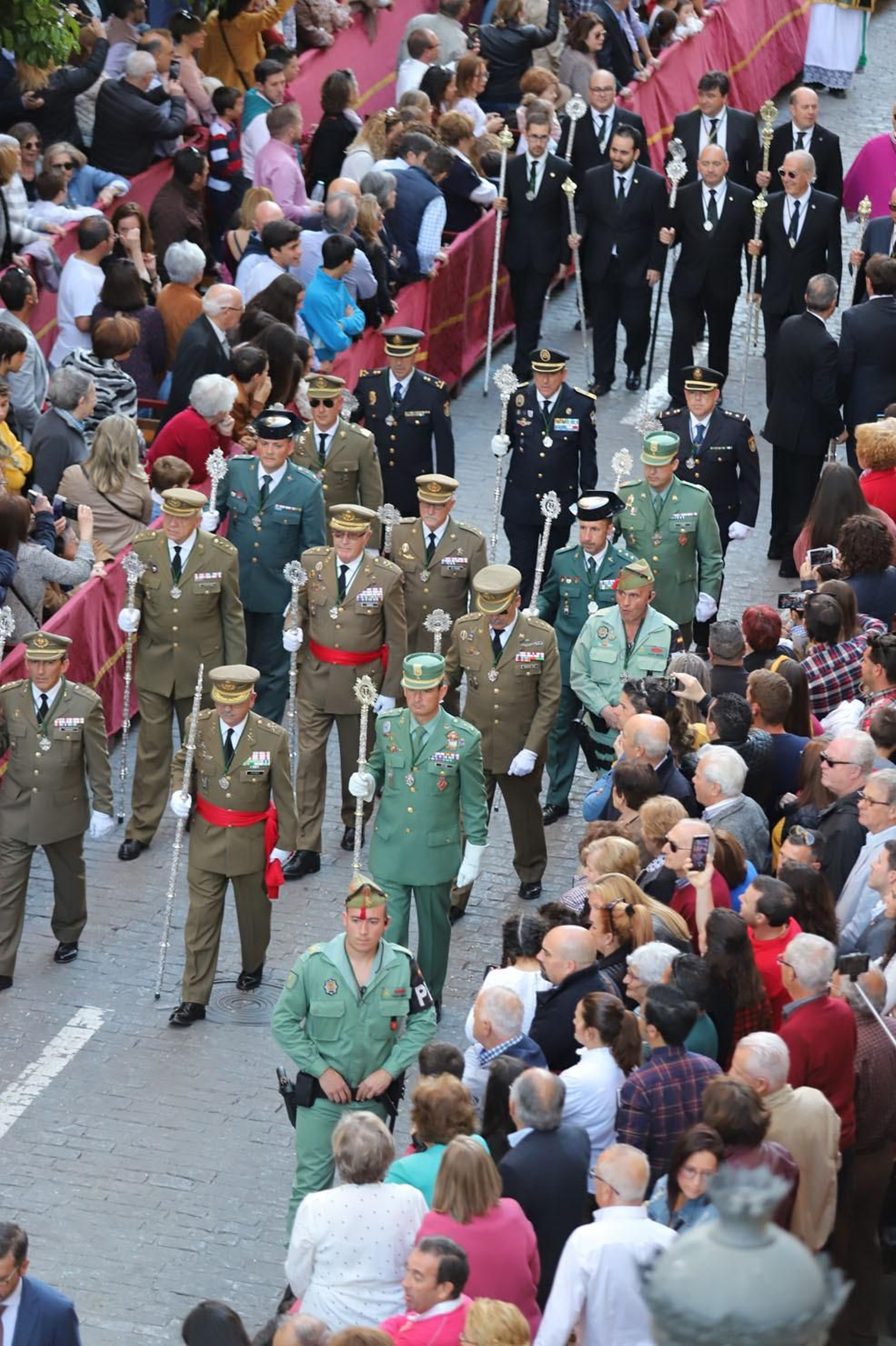 Procesión del Cristo de la Vera Cruz, escoltado por la Legión en las calles de Huelva
