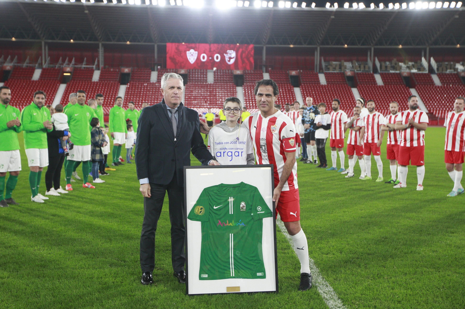 Imágenes del partido homenaje al 'eterno' capitán de la U.D. Almería, José Ortiz