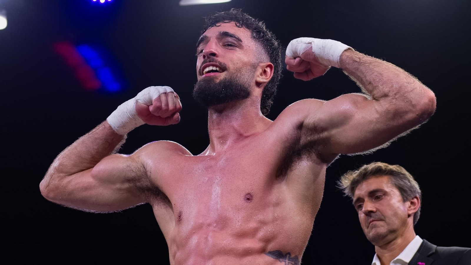 Navarro Jr. celebra la victoria en un combate.