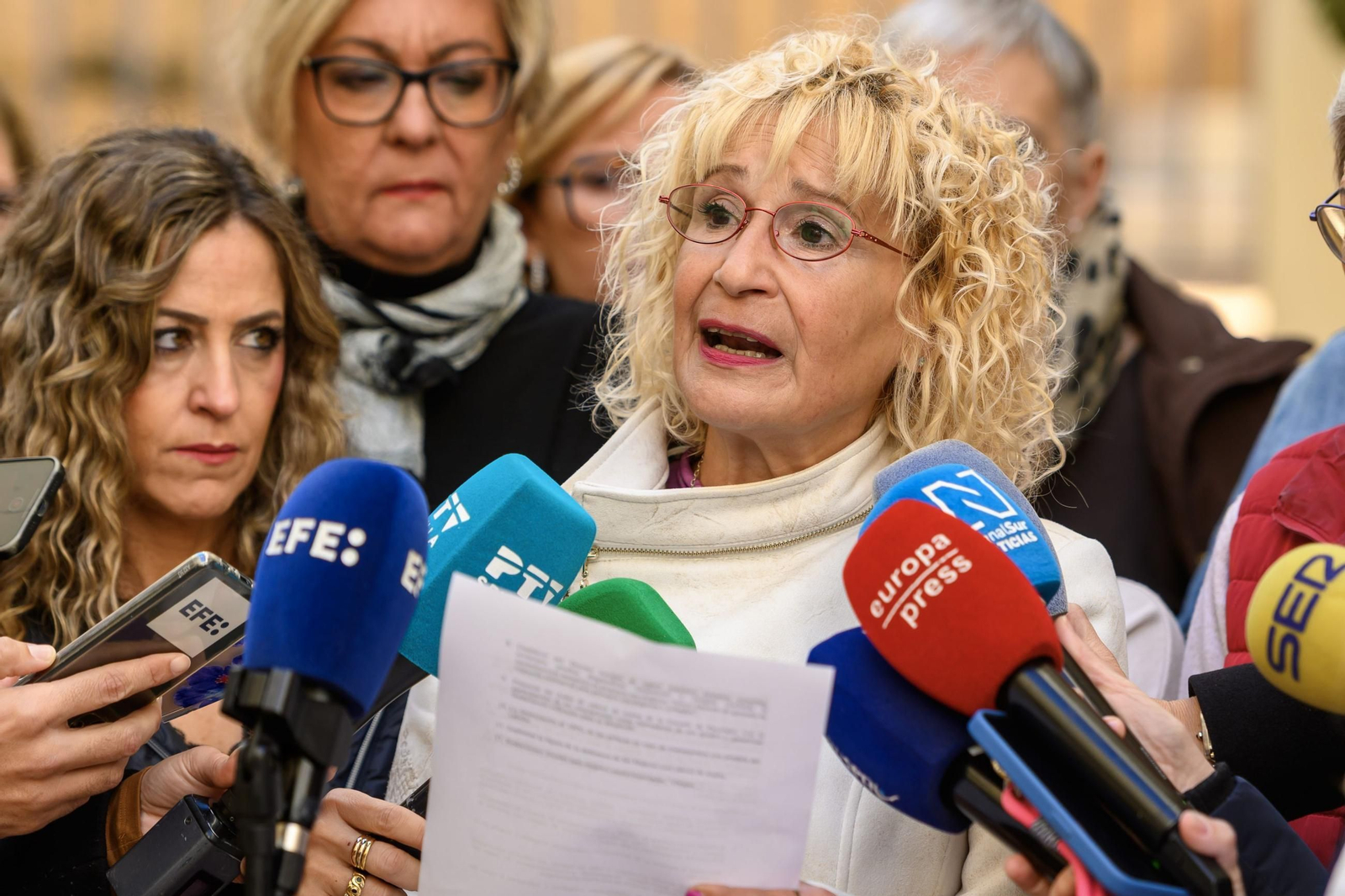 La presidenta de Amama, Ángela Claverol, esta mañana frente a la sede de la asociación.