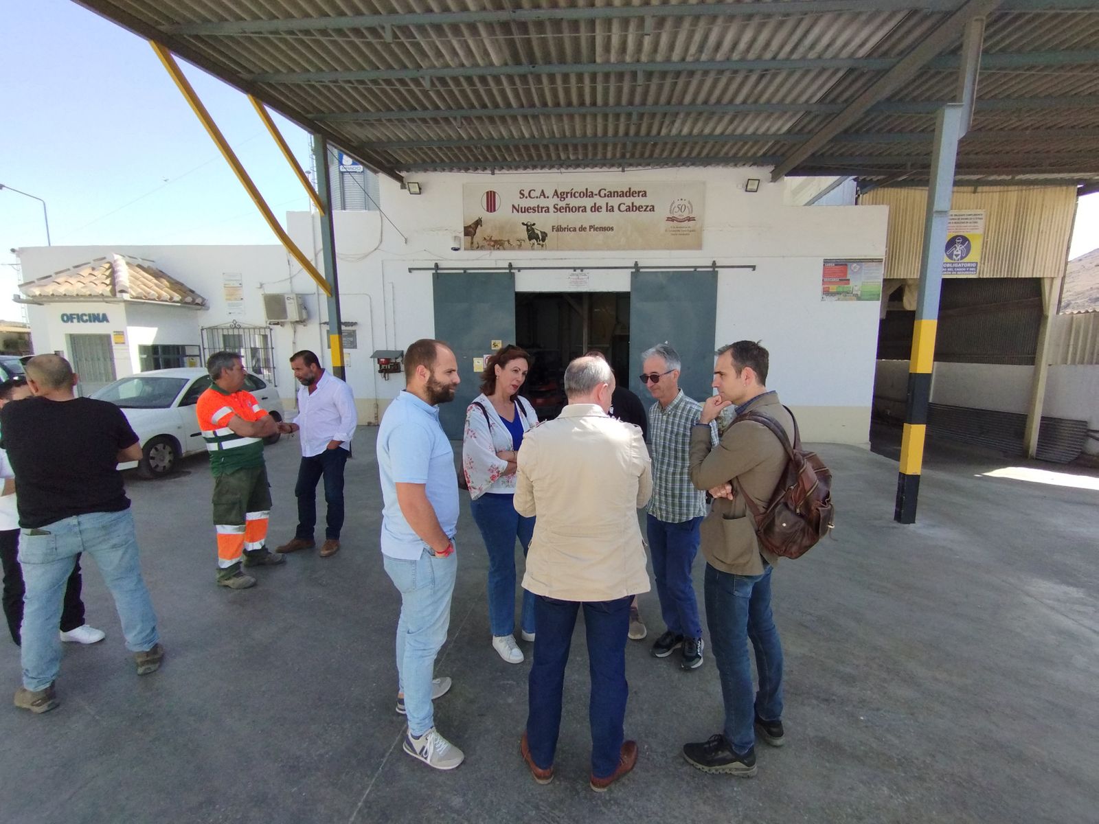 Visita de IU Andalucía a una cooperativa en Teba.
