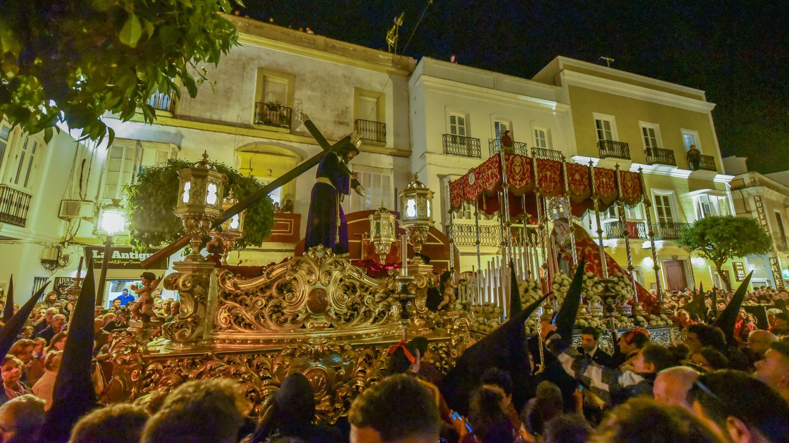 Fotos del Jueves Santo en Tarifa: Jesús Nazareno y María Santisima de la Paz