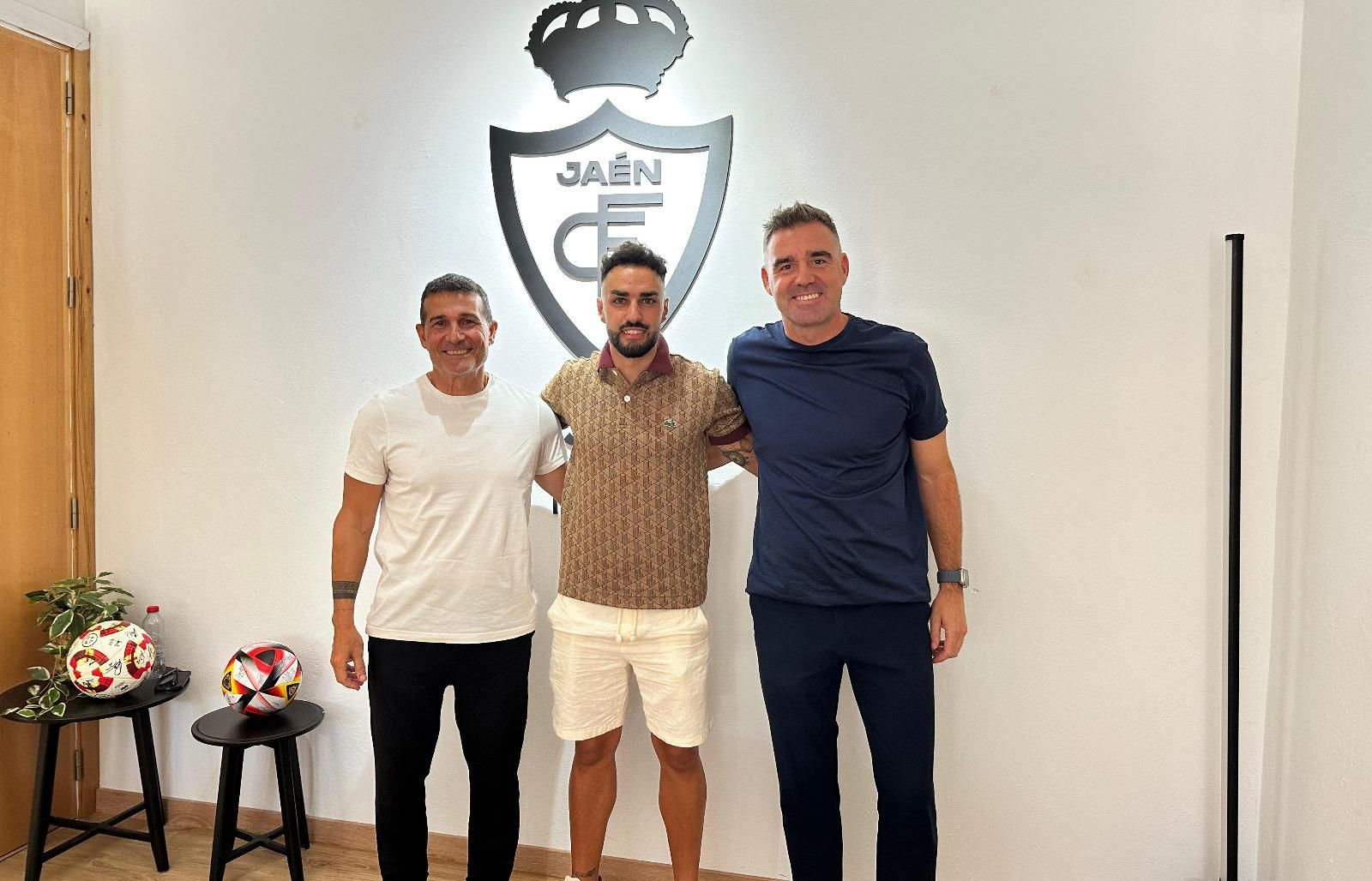 Manuel Chumilla, Alberto Bernardo y Fran Anera posan en la sede del club lagarto.