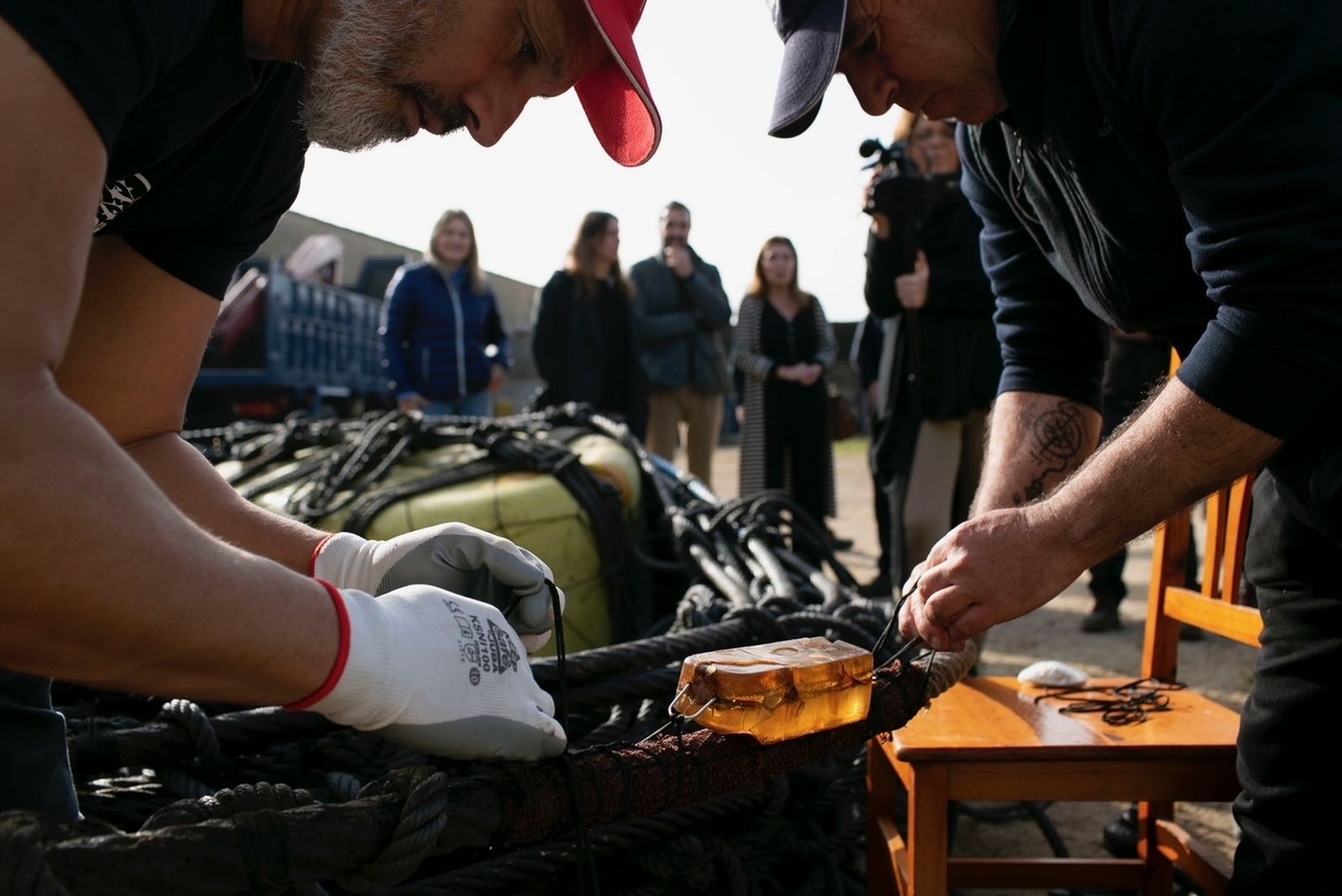 Trabajadores de la almadraba de Tarifa preparan en tierra las redes que en estos días se llevarán a la mar.