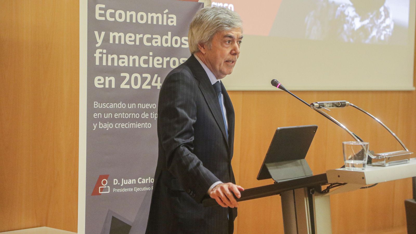 Juan Carlos Ureta, presidente de Renta 4 Banco durante su conferencia en la Cámara de Comercio de Granada.