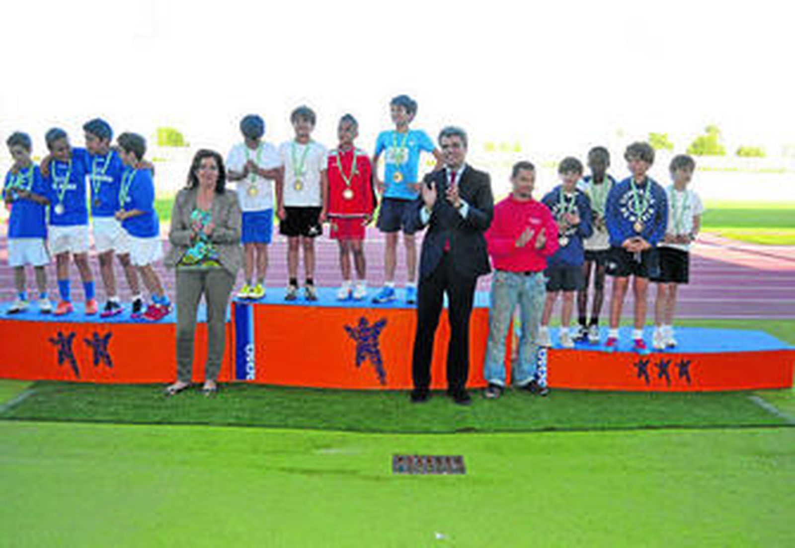Momento de la entrega de medallas que presidieron Francisco Romero y María Jesús Ortega.