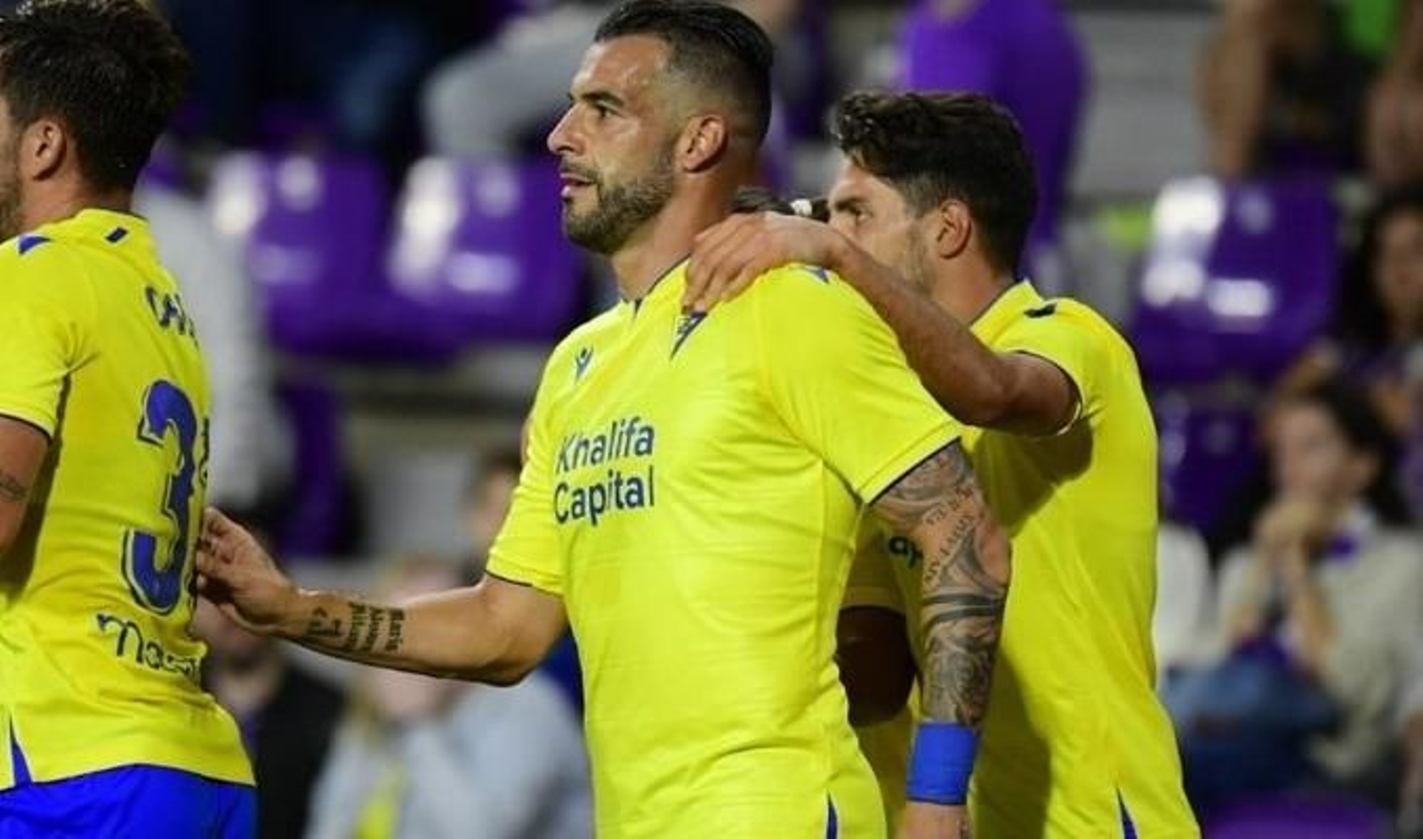 Negredo recibe la felicitación de Sobrino tras el gol.