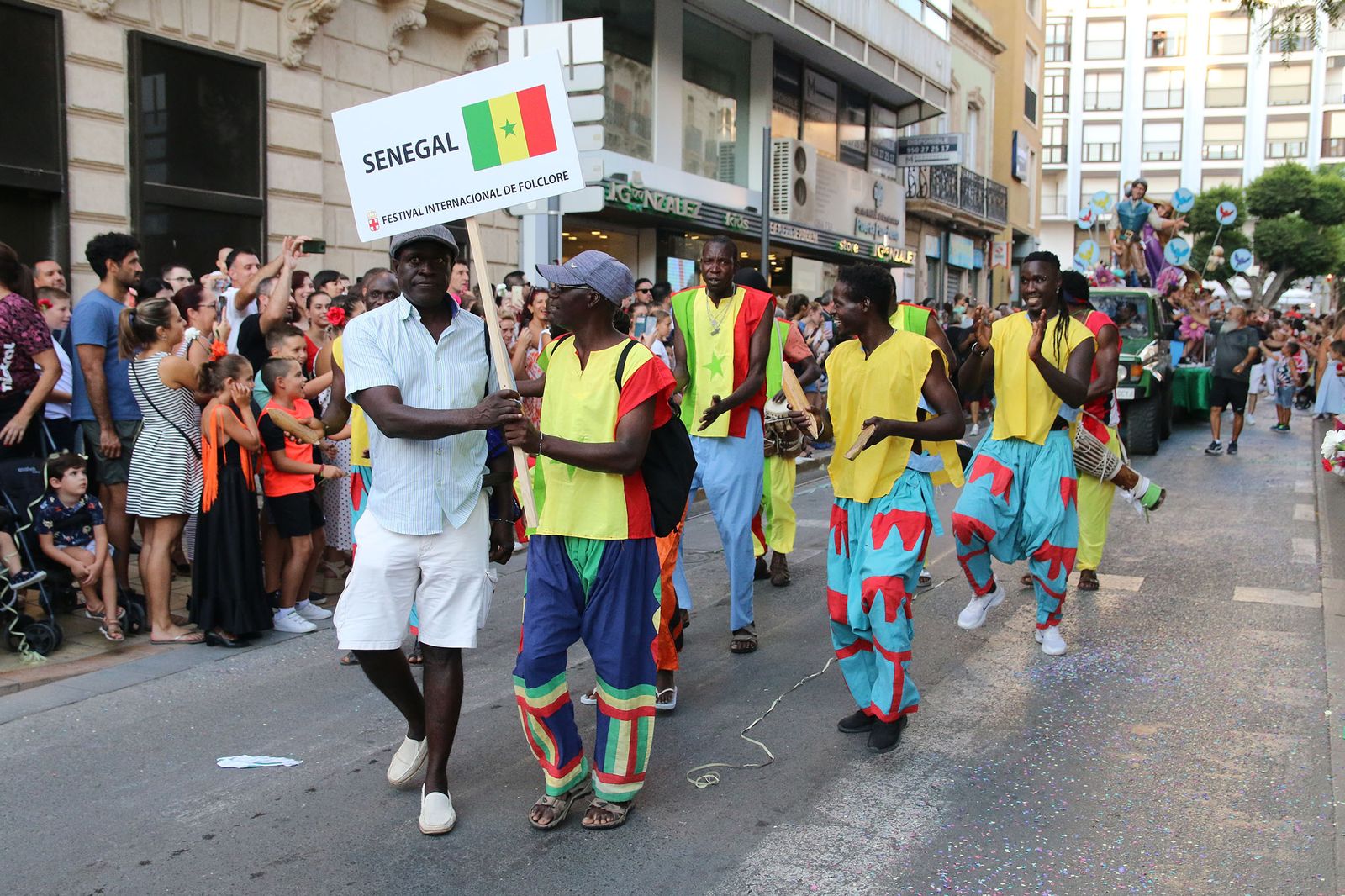 La Batalla de las Flores ha regresado inundando Almería de claveles