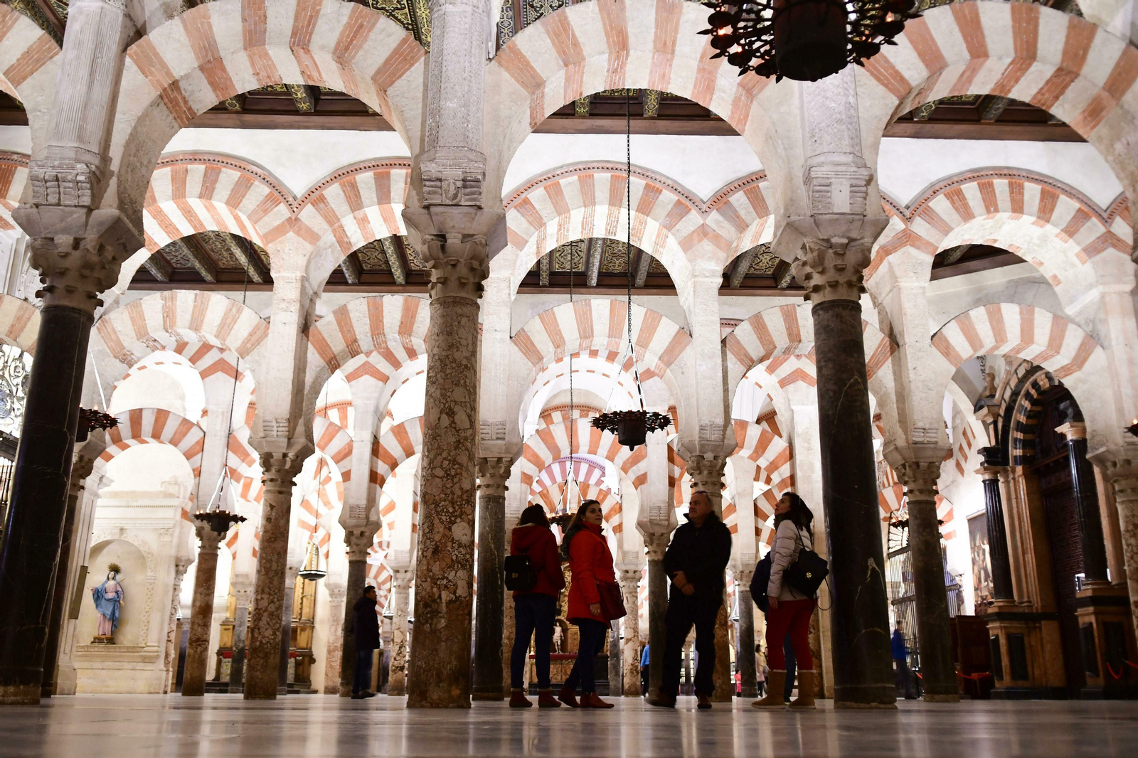 Un grupo de turistas durante una visita a la Mezquita-Catedral