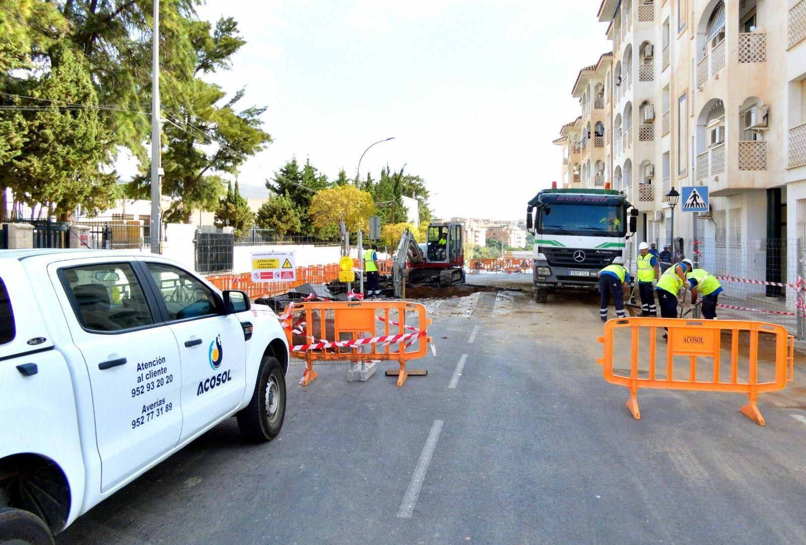 La labores de reparación de una tubería en Benalmádena.