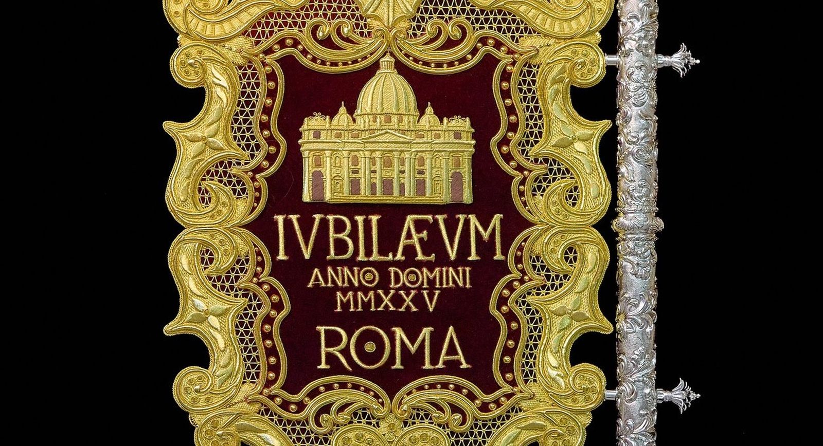 Detalle de una de las caras de esta insignia del Cachorro